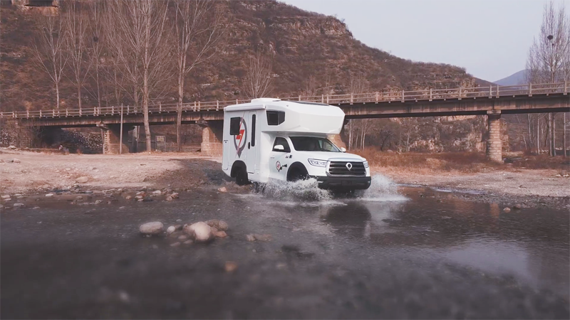極致動力、四驅越野，樣樣都強，就是這款房車